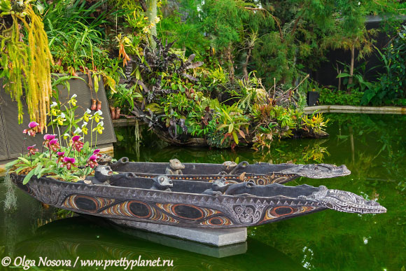 деревянная расписная лодка с цветами